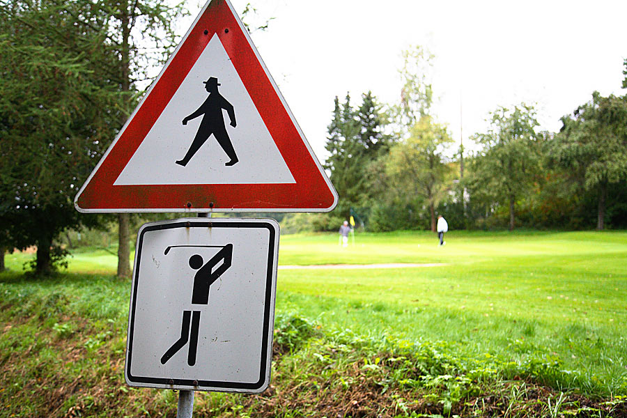 Fotografie Golfplatz, Warnschild